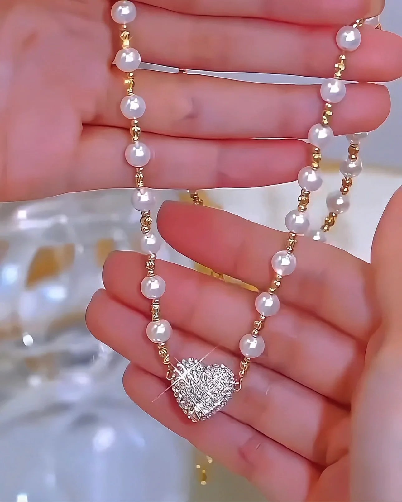 Collar Magnético de Corazón con Perlas y Brillo de Diamantes – Símbolo de Amor Eterno