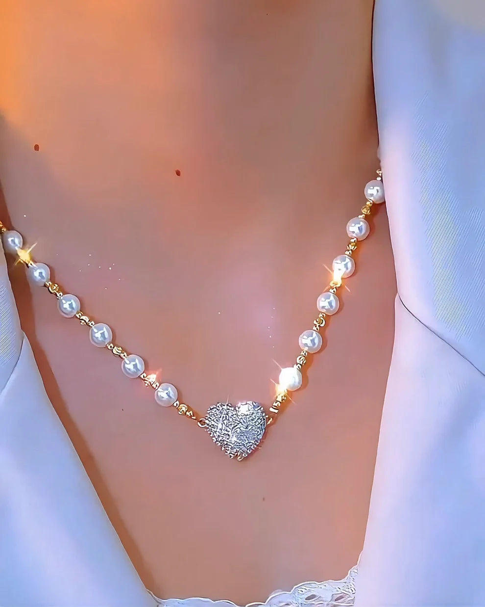 Collar Magnético de Corazón con Perlas y Brillo de Diamantes – Símbolo de Amor Eterno